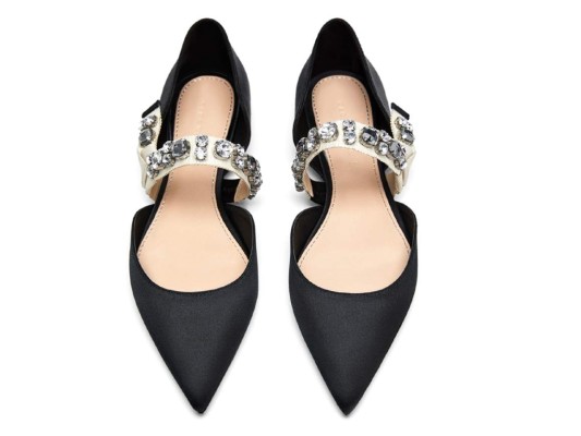 9. Pasos de princesa. Pointy toe flats con detalle de tira con pedrería en el empeine by Zara