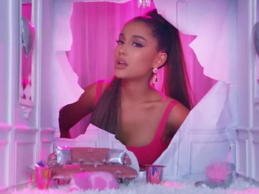 Drag Queen acusa a Ariana Grande de robar su look en 7 Rings