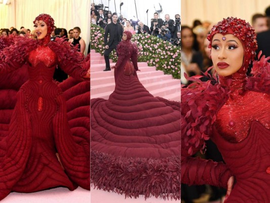 Cardi B sigue dejando claro que tiene toda la intención de mantener en su mano la estafeta de ícono de la moda actual. El vestido fue diseñado por Thom Browne y se necesitaron 30 mil plumas para decorarlo y más de dos mil horas para confeccionarlo.