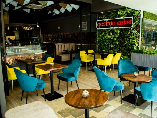 GASTROMARKET. Su mood europeo te atrapará. Una decoración en vibrantes colores ofrece la bienvenida al establecimiento, ubicado en el primer nivel de Mall Galería en Tegucigalpa, donde podrás disfrutar platillos mediterráneos, un menú de tapas y cocteles, creados exclusivamente para Gastromarket. Foto Tete Alemán