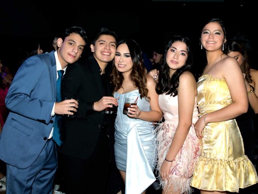 Carlos Abufele, Jean Carlo Ávila, Cristianna Marinakys, Montserrat Tabora y Renata Aguilar.