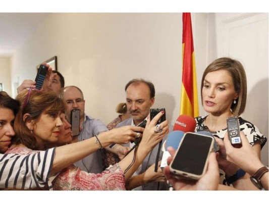 Se le ha criticado por ser muy pedante con la prensa a pesar que ella ejercició esa carrera en el pasado. La familia se encontraba en la exposición de Picasso y los medios buscaban la opinión de sus hijas a lo que ella respondió 'No busquéis titulares. Les ha gustado mucho. No os van a decir nada más'