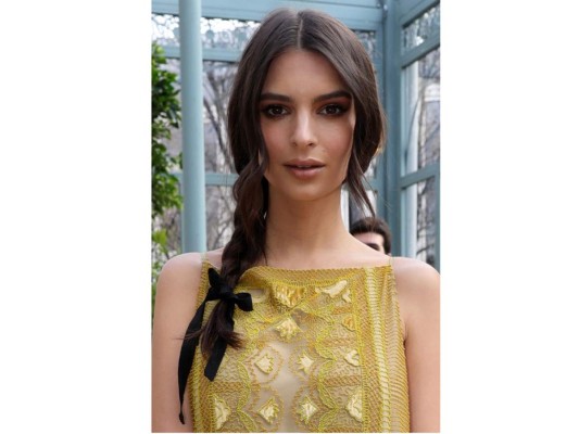 Luce trenzas como Emily Ratajkoski<br/><br/>Tan simple como una trenza al lateral para lucir romántica esa noche especial. Combinala con un make up natural en tono nude para suavizar la piel y lucir elegante este día especial. <br/>