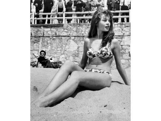 3. Chica en bikini <br/><br/>Brigiette Bardot, la chica de 18 años que se robó las miradas del mundo entero, cuando se presentó a la edición del año 1953 del Festival de Cannes usando un bikini en la playa.