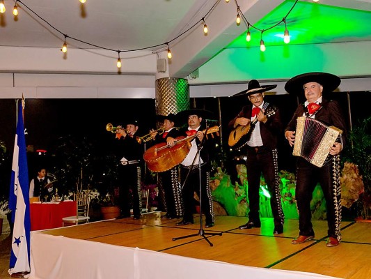 Mariachi Américas deleitaron a los comensales durante la alegre noche mexicana.