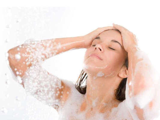 5. Enjuaga al final con agua fría. Antes de finalizar el lavado, aplica una dosis de agua fría para ayudar a prevenir la pérdida de humedad en el cabello. Sólo tardarás unos pocos segundos para hacerlo, pero con el tiempo te darás cuenta que hace una gran diferencia.