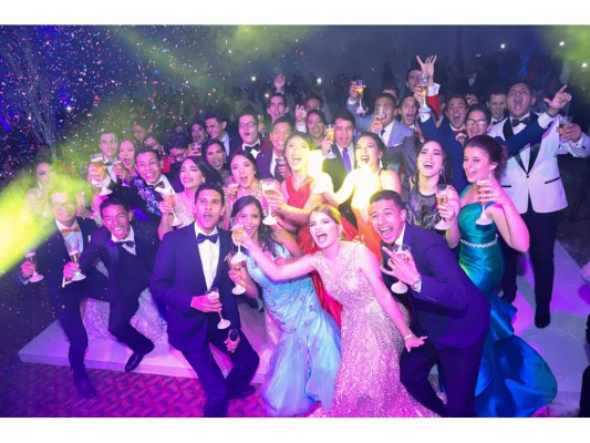 Los jóvenes al momento de brindar por el gran logro académico