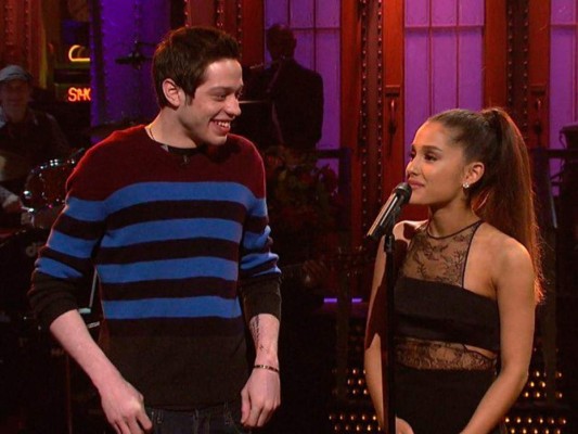 Con tan sólo unas semanas de empezar su relación, la cantante Ariana Grande y el comediante Pete Davidson se comprometieron, este par siempre está dando sobre que hablar ya que recientemente han estado envueltos en varios escándalos.