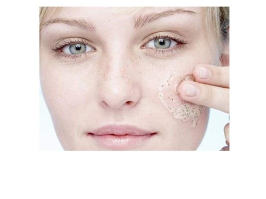 2. Exfóliate siempre<br/><br/>Debes exfoliar tu cara por lo menos una vez por semana, con productos naturales o con alguna marca en especial. Restriéga tu rostro con 3 cucharadas de azúcar morena, dejará tu tez más tersa que nunca o prueba con un gel exfoliante especial para tu tipo de piel como el Exfoliance Clarté de Lancome, que además aclara la piel.