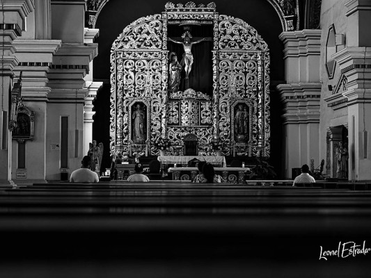 ¡Cuántas peticiones son elevadas a diario frente a este altar! Uno de los epicentros de la fe en la ciudad, la iglesia Los Dolores, ubicada en la plaza del mismo nombre, es dueña de singular belleza. El altar mayor está tallado en madera con elementos decorativos en alto relieve, en forma de orlas y puntas que asemejan a picos de águila.