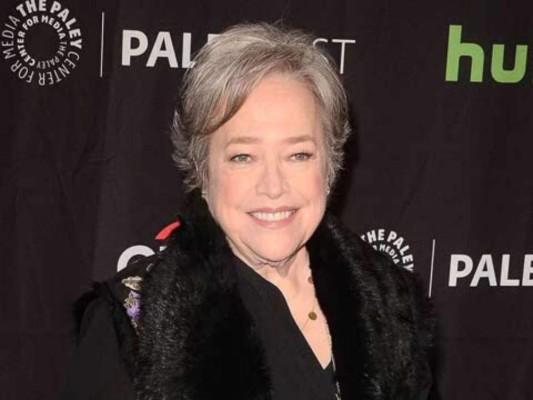 Kathy Bates, La famosa actriz de Hollywood tuvo que superar un cáncer de ovario en 2003 y posteriormente a uno de mama en 2012.