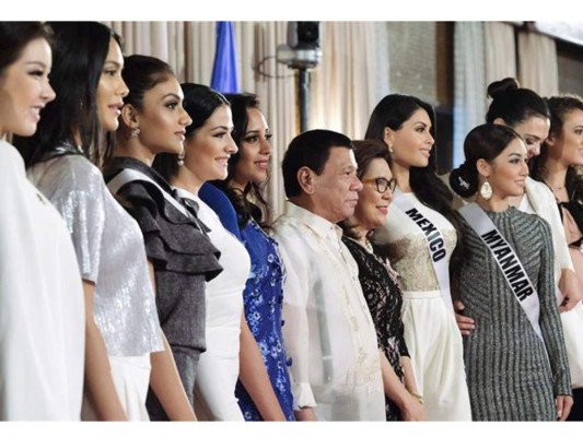 Candidatas a Miss Universo se reúnen con pdte. de Filipinas