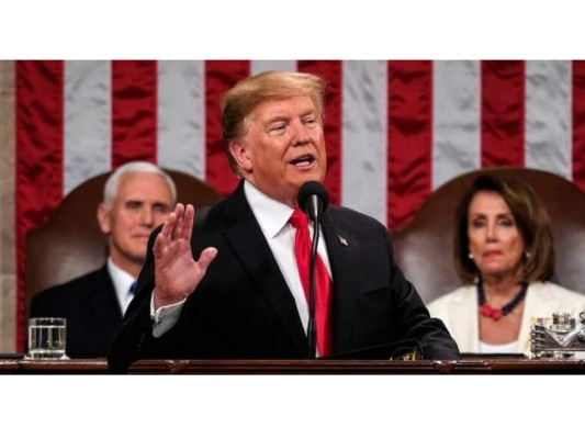 El presidente Donald Trump ovaciona a las mujeres durante su discurso