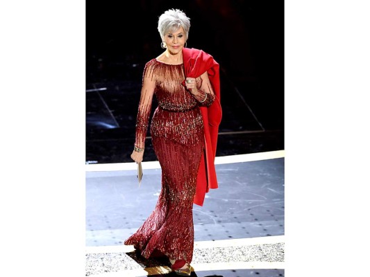 Jane Fonda con un vestido de Elie Saab que ya llevó en Cannes en 2014 y su famoso abrigo rojo.