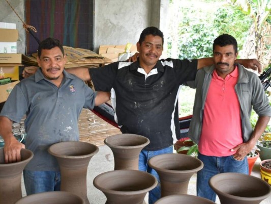 ''Mi meta se convirtió en llevar su arte y talento a todas las casas posibles; es un arte que pasa de generación en generación, las horas de trabajo son extensas y no solo requieren de esfuerzo físico sino de un talento que no cualquiera puede tener'', expresó Elena.