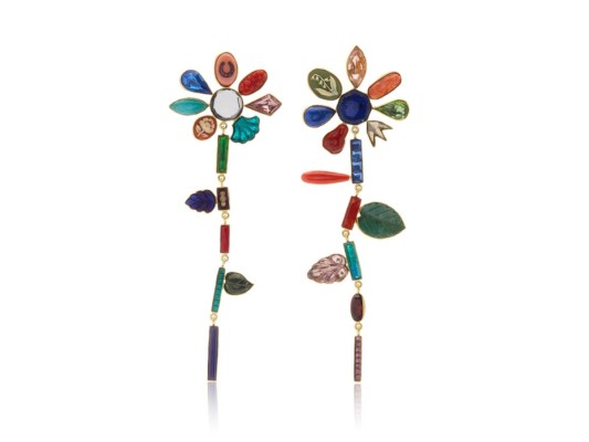 Diferentes piedras se unen para forman estos bellos pendientes en forma de flor