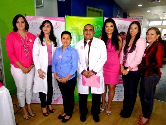 Dr. Javier Gallegos, Diana Suazo y la Dra. Karen Portillo de Porsalud junto a Claudia Ramos, gerente de Supermercados La Colonia y los representantes de las empresas patrocinadoras de la alianza entre ambas empresas que se unen para prevenir el cancer de mama