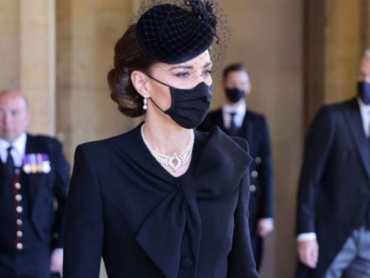 Kate Middleton rindió homenaje usando un collar de perlas, que pertenece a la reina Isabel.