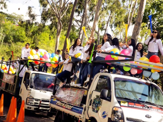 En camiones decorados con globos y pancartas llegaron los Seniors de la Del Campo School, donde fueron recibidos en un escenario con show de luces, música y alegría.