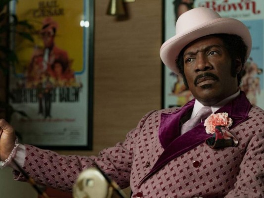 8. Dolemite Is My Name<br/>Esta cinta se centra en la ambición. Eddy Murphy hace el papel de Rudy Ray Moore, quien en la vida real financió y protagonizó una película de 1975 de muy bajo presupuesto, con un deslumbrante estafador llamado Dolemite .