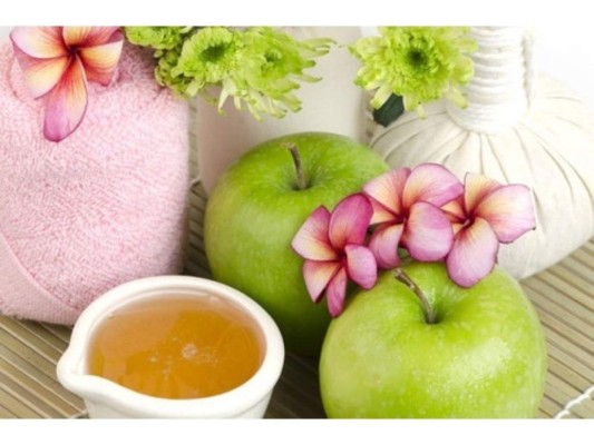 Mascarilla de manzana verde: Es excelente para desaparecer la caspa debido a su alto contenido en hierro, magnesio, zinc y potasio. Sin duda, logrará restaurar tu cabellera y la dejará muy sedosa, con brillo y suavidad.