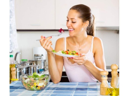 No podemos negar el hecho de que muchas veces solemos comer de más solo para saciar nuestra hambre. Sin embargo, esto no suele ser muy saludable ya que podría hacernos engordar, además de eso podríamos estar consumiendo alimentos que no benefician en nada a nuestro organismo. Por eso te daremos algunos consejos que te ayudarán a sentirte satisfecha al comer y además no tendrás que preocuparte por engordar.