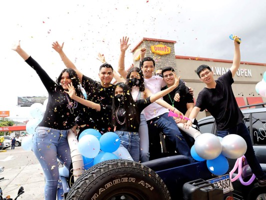 En sus coloridos autos decorados, los seniors 2022 de Hillcrest School celebraron el inicio de uno de los momentos más importantes de sus vidas, su último año escolar, con una increíble entrance llena de sorpresas, buenos momentos y diversión. Fotos: Héctor Hernández.