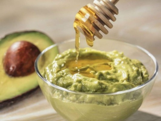 Mascarilla de aguacate: El aguacate contiene muchos nutrientes, además de vitaminas A y E, calcio y hierro, por lo que es un perfecto aliado para darle brillo y suavidad al cabello.