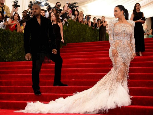 Kim Kardashian en un vestido de transparencias y bordados by Cavalli en la Met Gala de 2015