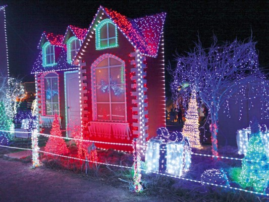 En la Villa de Navidad del Juan Pablo II se dispusieron fachadas de casas iluminadas con luces de colores