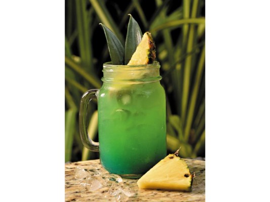 COCAZO<br/><br/>Ingredientes<br/>2 onzas de Makanazo de coco<br/>4 onzas de jugo de piña<br/>1.5 onzas de Finest Call Blue Curacao <br/><br/>Método de Preparación: Directo<br/>Decoración: Hojas de piña y slice de piña<br/>Cristalería: Mason jars<br/><br/>PREPARACIÓN<br/>1/ En un mason jar de 12 onzas pon hielo al gusto. <br/>2/ Añade el Makanazo de coco y jugo de piña. <br/>3/ Agrega por el centro del vaso el Finest Call Blue Curacao.<br/>4/ Decora con hojas de piña previamente esterilizadas y un slice de piña.<br/><br/>
