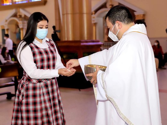 Katia Amador recibiendo su comulgación espiritual