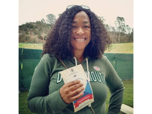 Shonda Rhimes, productora y guionista de series como 'Anatomía de Grey' y 'Scandal', también ha votado por anticipado. '¡He votado antes! Ejerce tus derechos, deja que tu voz sea escuchada. #vota. Gracias a las increibles personas que hicieron de voluntarios hoy en las urnas', escribió en su cuenta de Instagram.
