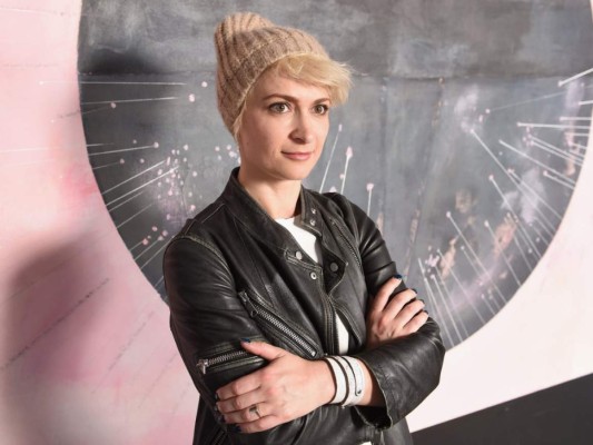Halyna Hutchins<br/>Su pasión era estar detrás de cámara y murió haciendo lo que amaba. En la filmación de la película “Rust”, Alec Baldwin, estrella y productor ejecutivo de la película, disparó un arma de utilería en el set de Nuevo México causándole la muerte.<br/>