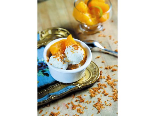 Albaricoques en miel con helado de vainilla (foto: Dany Barrientos/ bandeja de Eleganza)