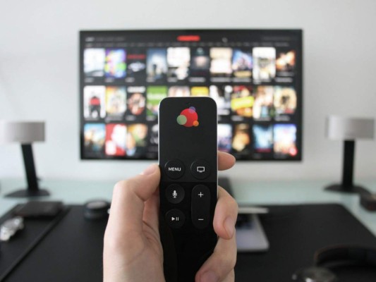 3. Trabajas frente al televisor. No hay peor distractor a la hora de trabajar en casa que la televisión encendida todo el día con las noticias. Está bien informarse a ciertas horas del día pero si trabajas frente al tv no solo no te concentrarás sino que además agregarás una carga de estrés extra por las noticias desalentadoras que no paran de llegar. Procura un ambiente relajado, en armonía y que active la creatividad.