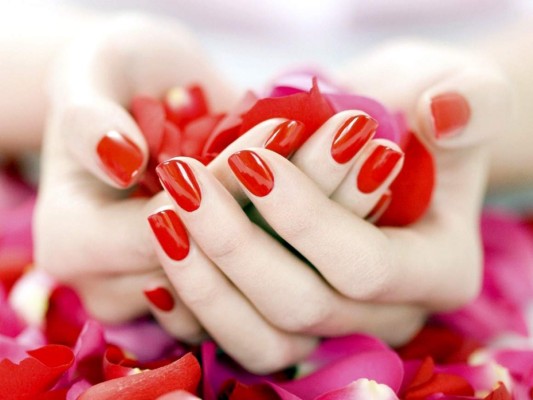 Manos seductoras con uñas bien cuidadas  