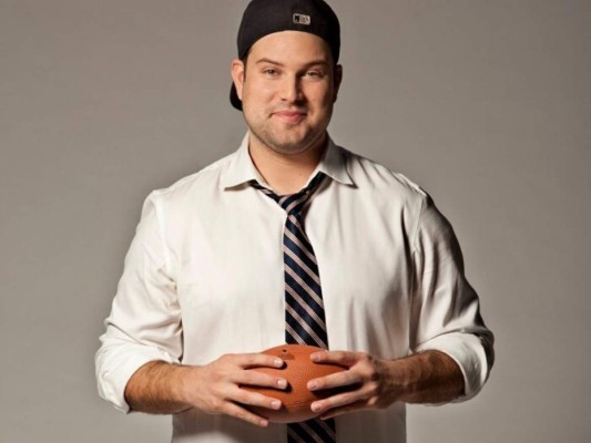 4. Max Adler, el actor que interpretó al deportista, Dave Karofsky se sumó y tuiteó tres emojis de manos rezando.
