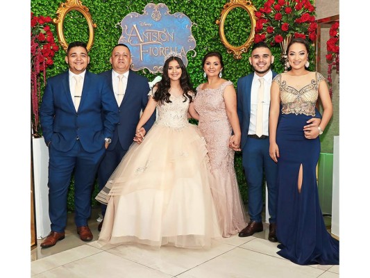 Michael Johnny, la quinceañera Aniston Fiorella, Gloria y José Angel Girón con Merari López.