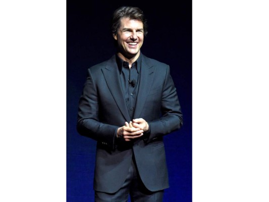 Tom Cruise, ser pequeño no lo libro de que fuera el tiro al blanco para sus compañeros al contrario su baja estatura y la dislexia que le impedía leer de manera fluída y correctamente, lo llevo a recibir agresiones verbales y también físicas por parte de sus compañeros.