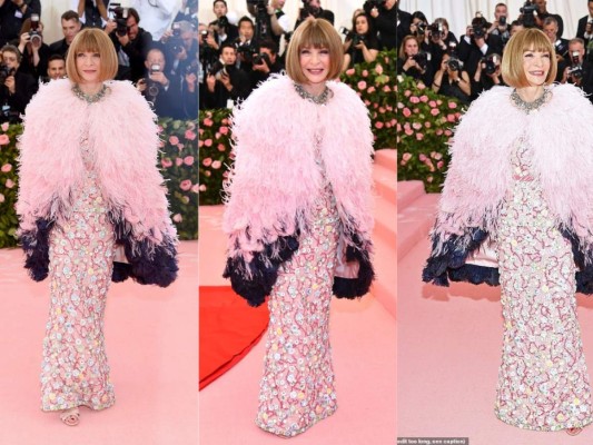 Anna Wintour la directora de Vogue USA con un impresionante look de Chanel adornado con pailettes en forma de flores y un capa de plumas rosas