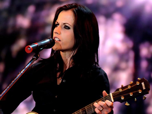 1- Dolores O'Riordan: vocalista de la banda The Cramberries, murió el 15 de Enero a los 46 años ahogada en la bañera de su hotel cuando se encontraba ebria.