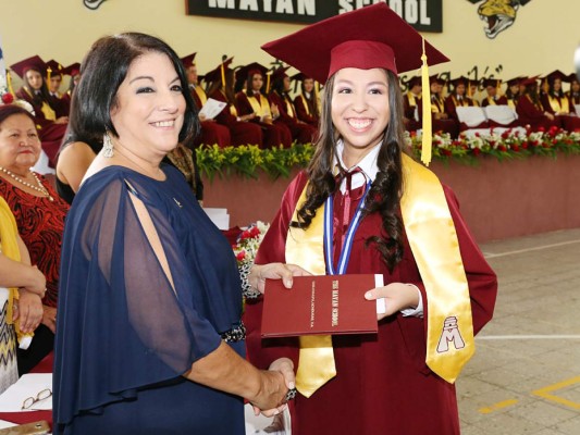 Entrega de títulos Mayan School II parte