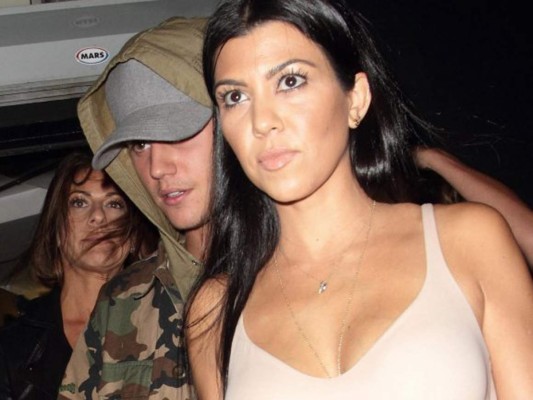 Todo apunta a un tórrido romance entre Kourtney Kardashian y Justin Bieber pero cuando hay una Kardashian involucrada debes preguntarte si no se trata de un truco publicitario... Ustedes qué opinan?