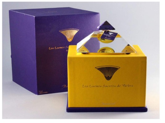 Les Larmes Secrees de Thebas Baccarat, u la la! desde su presentación en una botella en forma de pirámide elaborada a base de cristal de Baccarat, hasta su aroma a base de notas de incienso y mirra, es una experiencia de lujo con un precio de 88 mil 400 dólares.<br/><br/>