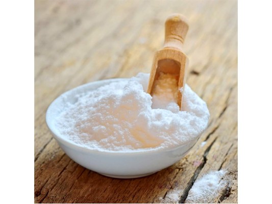 Seguramente habrás escuchado sobre los múltiples beneficios del bicarbonato de sodio. Uno de ellos es que es un excelente exfoliante, ideal para limpiar la piel, tratar el acné y los puntos negros. Prepara una pasta con dos cucharadas de bicarbonato y una de agua natural. Utiliza la mezcla para masajear la piel del rostro con la yema de los dedos y sin aplicar demasiada presión. Deja secar la mezcla unos cinco minutos y enjuaga con agua tibia. Puedes repetir el procedimiento una o dos veces a la semana.