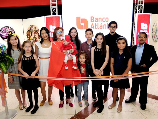 La maestra Carolina Carías con sus alumnos durante la apertura de la exposición en el Salón Cultural Plaza Bancatlán (fotografías: Alejandro Amador)