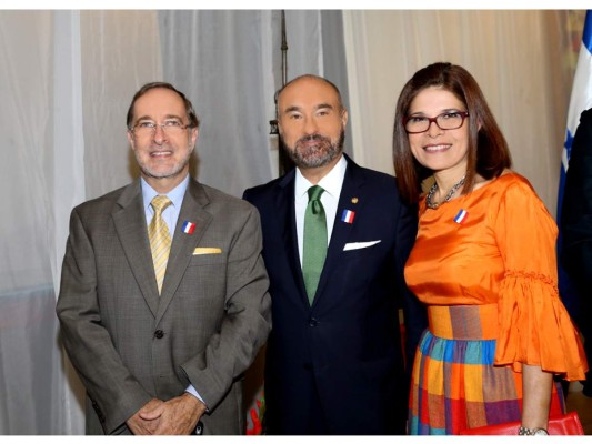 Jean Francois de Peyrecave, el embajador de Francia Pierre-Christian Socoja, Hilda Hernández (fotos: Hector Hernández)