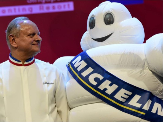 Era el chef con más estrellas Michelin en el mundo, 32 para ser exactos. En 1976 fue nombre Meilleur Ouvrier de France un título que solo ostentan los mejores chefs de Francia y en 1990 fue considerado 'Cocinero del siglo'