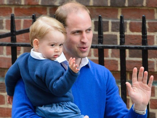 Agotado el cárdigan que lució el príncipe George tras el nacimiento de su hermana